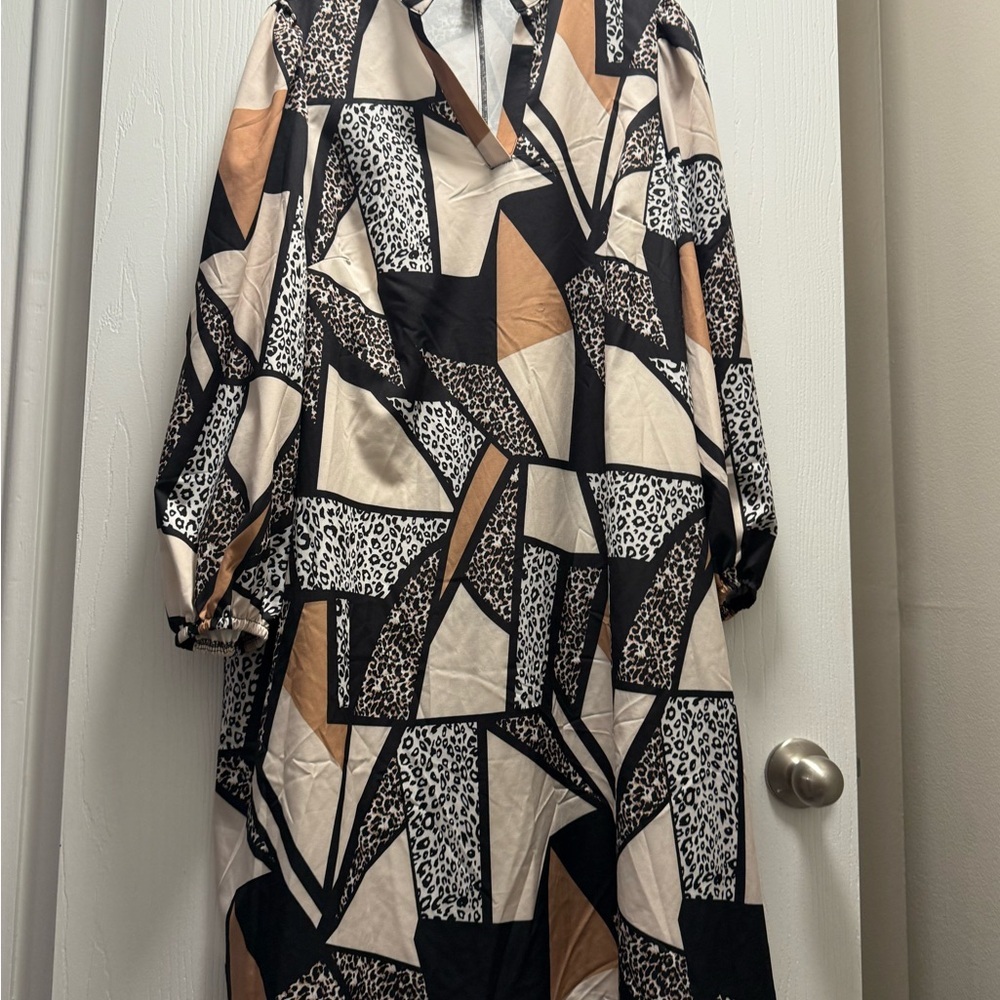 Emery Rose Geometric Long Sleeve Dress - Picture 2 of 7